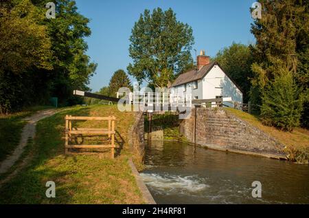 Promenade panoramique le long du canal Kennet et Avon Banque D'Images