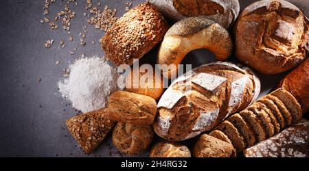 Assortiment de produits de boulangerie, y compris pains et petits pains Banque D'Images