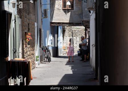 Koper, Slovénie - 12 juillet 2021 : rues étroites entre les maisons de la vieille ville.Vieux bâtiments dans une ville portuaire sur la mer Adriatique. Banque D'Images