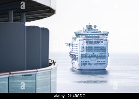 English Channel, Royaume-Uni - 3 août 2021 : bateau de croisière P and O Ventura, vu depuis le pont de l'Iona.Au point d'ancrage dans la chaîne anglaise hors du sou Banque D'Images