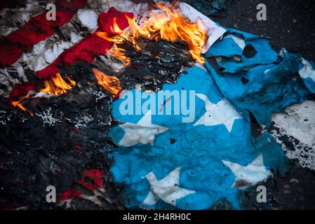 Téhéran, Iran.04e novembre 2021.Un faux drapeau américain est mis en feu par des manifestants lors d'un rassemblement devant l'ancienne ambassade des États-Unis commémorant l'anniversaire de sa saisie de 1979 à Téhéran, en Iran, le jeudi 4 novembre 2021.La prise de pouvoir de l'ambassade a déclenché une crise d'otages de 444 jours et une rupture des relations diplomatiques qui se poursuit jusqu'à ce jour.(Photo de Sobhan Farajvan/Pacific Press/Sipa USA) crédit: SIPA USA/Alay Live News Banque D'Images