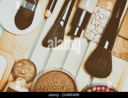 Produits cosmétiques de maquillage pour le visage avec brosses de maquillage professionnelles, traitement de style rétro Banque D'Images