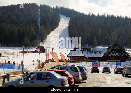 Zakopane, Pologne - 24 mars 2018 : sur la pente de la colline du nom local Nosal, il y a une piste de ski enneigée parmi les zones forestières.Il y en a également Banque D'Images