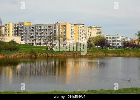 Varsovie, Pologne - 15 avril 2018 : domaine de logement du quartier de la ville qui s'appelle localement Przyczolek Grochowski .Il y a un lac à proximité Banque D'Images