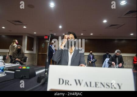 Washington, États-Unis.04e novembre 2021.Le directeur des centres de contrôle et de prévention des maladies, Rochelle Walensky, arrive à une audience du Comité sénatorial de la santé, de l'éducation, du travail et des pensions intitulée « prochaines étapes : la voie à suivre pour la réponse du COVID-19 » au Capitole des États-Unis à Washington, DC., le jeudi 4 novembre 2021.Photo de Bonnie Cash/UPI Credit: UPI/Alay Live News Banque D'Images