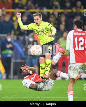 Dortmund, Allemagne.03ème novembre 2021.Felix PASSLACK (DO) dans les duels contre Mohammed KUDUS (Ajax), action, Ligue des champions de football, ronde préliminaire 4ème jour de match, Borussia Dortmund (DO) - Ajax Amsterdam 1: 3, on 03.11.2021 à Dortmund/Allemagne.Crédit : dpa/Alay Live News Banque D'Images