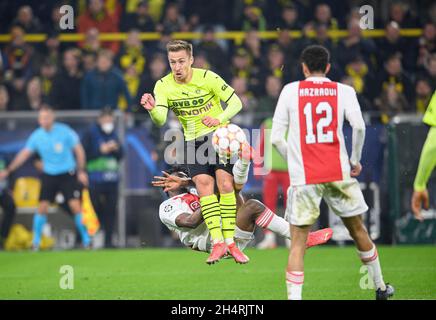 Dortmund, Allemagne.03ème novembre 2021.Felix PASSLACK (DO) dans les duels contre Mohammed KUDUS (Ajax), action, Ligue des champions de football, ronde préliminaire 4ème jour de match, Borussia Dortmund (DO) - Ajax Amsterdam 1: 3, on 03.11.2021 à Dortmund/Allemagne.Crédit : dpa/Alay Live News Banque D'Images