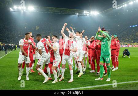 Dernière jubilation équipe Ajax, de gauche à droite bois de Jurrien (Ajax), Sébastien HALLER (Ajax), Dusan TADIC (Ajax), Davy KLAASSEN (Ajax), Steven BERGHUIS (Ajax),Goalwart Remko PASVEER (Ajax) Ligue des champions de football, première ronde 4 .match, Borussia Dortmund (DO) - Ajax Amsterdam 1: 3, le 3 novembre 2021 à Dortmund/Allemagne.Â Banque D'Images