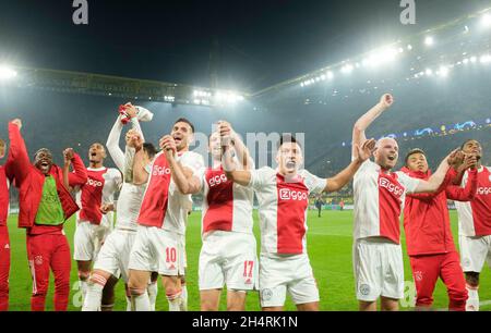 Dernière jubilation équipe Ajax, de gauche à droite Mohammed DARAMY (Ajax), Sébastien HALLER (Ajax), Dusan TADIC (Ajax), Daley BLIND (Ajax), Lisandro MARTINEZ (Ajax),Davy KLAASSEN (Ajax), Ligue des champions de football, première manche 4 .match, Borussia Dortmund (DO) - Ajax Amsterdam 1: 3, le 3 novembre 2021 à Dortmund/Allemagne.Â Banque D'Images