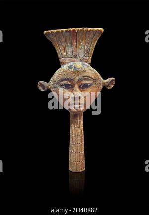 Bois égyptien Sculpture de la déesse Anouket .Musée du Louvre N3534.Anouket (déesse à la vache, tête de, oreilles percées, couronne d'Anouket).Isolant Banque D'Images