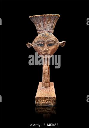 Bois égyptien Sculpture de la déesse Anouket .Musée du Louvre N3534.Anouket (déesse à la vache, tête de, oreilles percées, couronne d'Anouket).Isolant Banque D'Images
