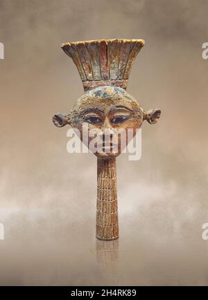 Bois égyptien Sculpture de la déesse Anouket .Musée du Louvre N3534.Anouket (déesse à la vache, tête de, oreilles percées, couronne d'Anouket).Isolant Banque D'Images