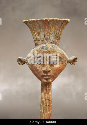 Bois égyptien Sculpture de la déesse Anouket .Musée du Louvre N3534.Anouket (déesse à la vache, tête de, oreilles percées, couronne d'Anouket).Isolant Banque D'Images