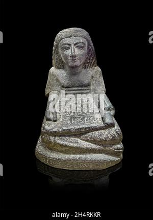 Statue égyptienne sculpture assise Ã pattes croisées scribe, 1295-1069 av. J.-C., 19e à 20e dynastie, diorite.Musée du Louvre . Banque D'Images