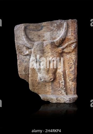 Panneau de relief égyptien du taureau god Boukhis, 332-395 av. J.-C., Ptolemaic, Hermonthis, grès peint .Musée du Louvre E 26902.Boukhis a été adoré Banque D'Images