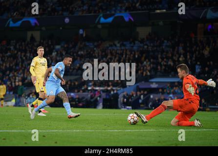 Manchester, Royaume-Uni.03ème novembre 2021.Gabriel Jesus of Man City le tir est sauvé par le gardien de but Simon Mignolet du Club Brugge lors du match de l'UEFA Champions League entre Manchester City et le Club Brugge au Etihad Stadium, Manchester, Angleterre, le 3 novembre 2021.Photo d'Andy Rowland.Crédit : Prime Media Images/Alamy Live News Banque D'Images