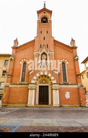 Sanctuaire de San Giuseppe, vue de la Piazza Fratelli Cairoli (place).Asti, Piémont, Italie. Banque D'Images