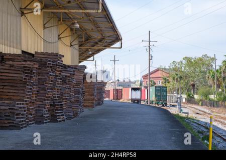 LA NOUVELLE-ORLÉANS, LA - 3 NOVEMBRE 2021 : palettes sur les quais d'entrepôt le long du fleuve Mississippi dans le quartier de Faubourg Marigny Banque D'Images