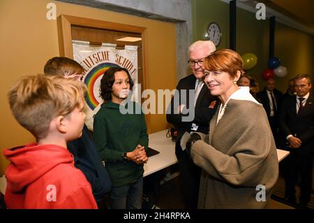 Oslo, Norvège.1er novembre 2021.Le président fédéral Frank-Walter Steinmeier (au centre) et son épouse Elke Büdenbender parlent aux enfants lors d'une visite à l'école germano-norvégienne.Steinmeier passe deux jours en Norvège.Credit: Christian Spicker/dpa/Alay Live News Banque D'Images