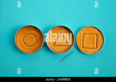 Biscuit au sucre en nid d'abeille Dalgona coréen avec des formes pour jouer nouveau défi de bonbons tendance Banque D'Images