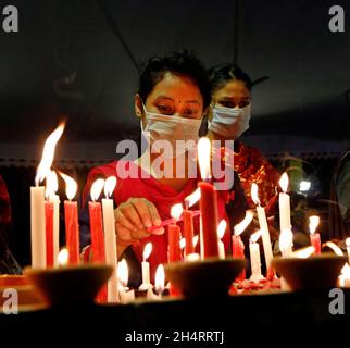 NOVEMBER04,2021,DHAKA-BANGLADESH- les dévotés ont vu allumer des bougies pendant qu'ils prennent part à un festival pour célébrer Diwali, le festival hindou de lumière, au temple Dhakeshwari à Dhaka, au Bangladesh, le 4 novembre 2021. Banque D'Images