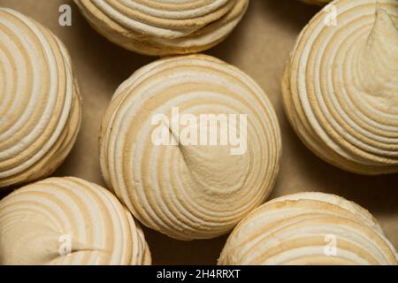Guimauves à la vanille sur papier kraft brun.Dessert meringue. Banque D'Images