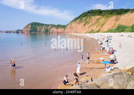 Sidmouth Devon familles sur la plage de Jacobs Ladder Beach sous Peak Hill Sidmouth Town Sidmouth Devon Angleterre GB Europe Banque D'Images