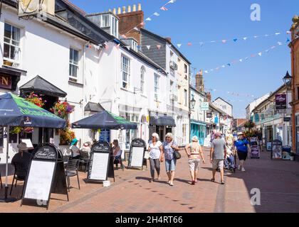 Sidmouth Devon People shopping boutiques cafés pub et petites entreprises Old Fore Street Sidmouth Town Centre Sidmouth Devon Angleterre GB Europe Banque D'Images