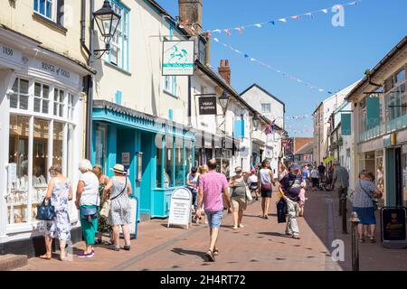 Sidmouth Devon les gens faisant du shopping dans les boutiques cafés et les petites entreprises sur Old Fore Street Sidmouth Town Centre Sidmouth Devon Angleterre GB Europe Banque D'Images