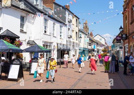 Sidmouth Devon gens faisant du shopping dans les cafés Shops pub et les petites entreprises sur Old Fore Street Sidmouth Town Centre Sidmouth Devon Angleterre GB Europe Banque D'Images