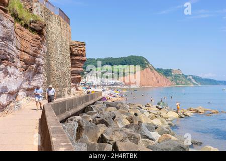 Sidmouth Devon gens marchant sur l'Esplanade autour de la falaise partie de la côte S W chemin Sidmouth Town Sidmouth Devon Angleterre GB Europe Banque D'Images