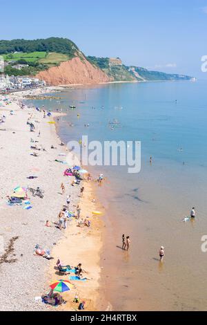 Sidmouth Devon familles sur la plage de Sidmouth Beach, un mélange de galets de sable et de galets Sidmouth Town Sidmouth Devon Angleterre GB Europe Banque D'Images