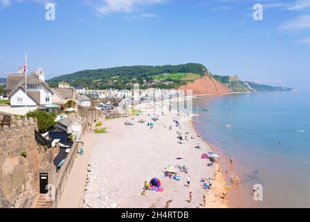 Sidmouth Devon familles sur la plage de Sidmouth Beach, un mélange de galets de sable et de galets Sidmouth Town Sidmouth Devon Angleterre GB Europe Banque D'Images