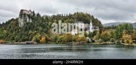 Château de Bled (Grad de Blejski), vue sur le lac Bled, construit sur un précipice au-dessus de la Ceth de Bled à Solvenia Banque D'Images
