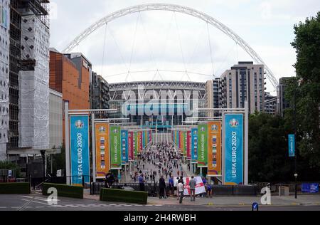 Photo du dossier datée du 11-07-2021 des fans de l'Angleterre à l'extérieur du stade Wembley.Gareth Southgate est « totalement respectueux » de la décision de l'UEFA de frapper l'Angleterre avec une fermeture de stade d'un match pour le désordre final de l'Euro 2020 à Wembley.Date d'émission : jeudi 4 novembre 2021. Banque D'Images