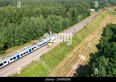 Construction de voies ferrées. Réparation et entretien de la voie de formation. Construire UN chemin de fer pour le train à courir. Pose d'un rail en acier. Réparation et remplacement de Banque D'Images