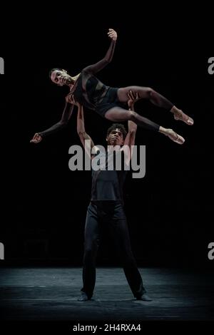 Les stars de ballet Carlos Acosta et Alessandra Ferri se produisent au théâtre Sadler's Wells la première mondiale d'un nouveau duo par le chorégraphe Goyo Montero, Royaume-Uni. Banque D'Images