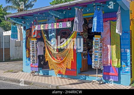 Boutique de souvenirs dans le village de Deshaies sur la côte nord-ouest de l'île de Basse-Terre, archipel de la Guadeloupe, Petites Antilles dans la mer des Caraïbes Banque D'Images