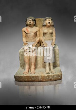 Ancienne statue égyptienne de la sculpture d'Ankhoudjes, greffier du tribunal du palais, et sa femme Tepemnefret avant leur table d'offrande, 2500-2350 av. J.-C., 5e dy Banque D'Images