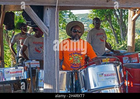 Groupe traditionnel de tambours d'acier jouant des steelpans à Shirley Heights sur la côte sud de l'île Antigua, Petites Antilles dans la mer des Caraïbes Banque D'Images