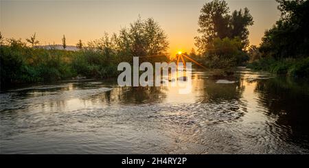 Le matin, il y a des rayons de soleil sur le paysage paisible de la rivière Banque D'Images