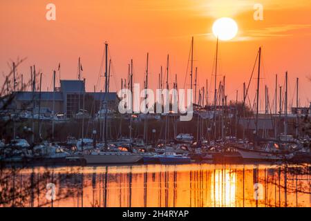 Vue générale sur un coucher de soleil sur la baie de Cardiff Banque D'Images