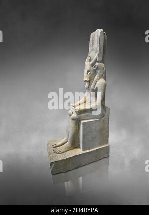 Statue égyptienne de dieu Montou avec une tête de taureaux, 332-30 av. J.-C., Ptolemaic, de Medamoud, Musée du Louvre E12922.Ptolemaic Banque D'Images