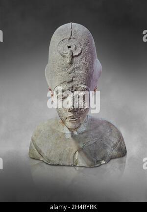 Statue égyptienne du roi Akhenaton, 1353–1336 av. J.-C., 18e dynastie, calcaire.Musée du Louvre inv E11076.Pharaon Akhenaten, aussi orthographié Echnato Banque D'Images