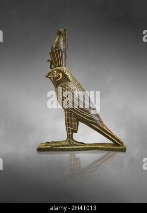 Ancienne statuette de bronze égyptien de Horus comme un faucon, 664-332 av. J.-C., incrustée d'or.Musée du Louvre.Horus ou elle, Heru, Hor, Har dans l'Égypte antique Banque D'Images