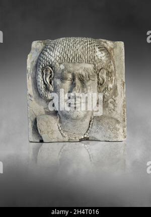 .Contre la sculpture égyptienne grePtolemaic d'une femme dans le bas relief, 4ème cent BC, Ptolemaic, .Musée du Louvre AF12846.Il s'agit d'un Mo de chabos inachevé Banque D'Images