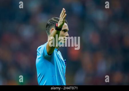 INSTABUL, TURQUIE - NOVEMBRE 4 : arbitre Sandro Scharer lors du match de l'UEFA Europa League entre Galatasaray et Lokomotiv Moskou à NEF Stadyumu le 4 novembre 2021 à Instabul, Turquie (photo par TUR/Orange Pictures) Banque D'Images