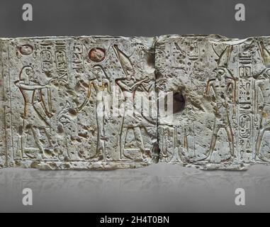 Ancienne fresque égyptienne de relief de Ramesses II faisant des offrandes à Osiris, 1279-1213, Adydos.Musée du Louvre B20 N132.Dans 2 scènes, de gauche - Ramsès I Banque D'Images