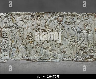 Ancienne fresque égyptienne de relief de Ramesses II faisant des offrandes à Osiris, 1279-1213, Adydos.Musée du Louvre B20 N132.Dans 2 scènes, de gauche - Ramsès I Banque D'Images