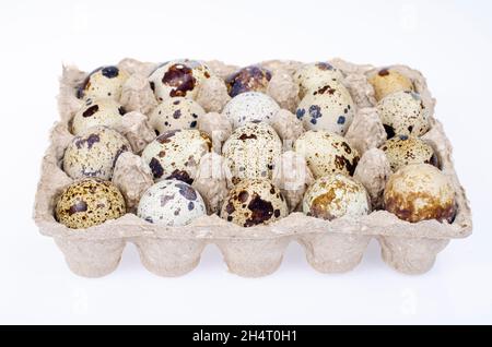 Œufs de caille frais et variés dans l'emballage.Studio photo Banque D'Images